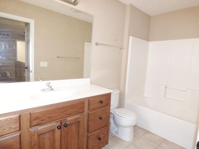 Building Photo - 4 bedroom 2.5 bathroom duplex located in a quiet neighborhood!