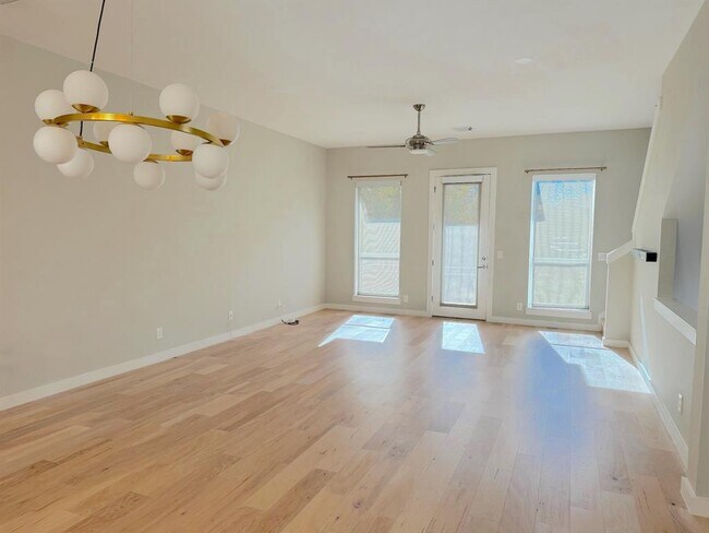 Building Photo - 1209 Kinney Ave