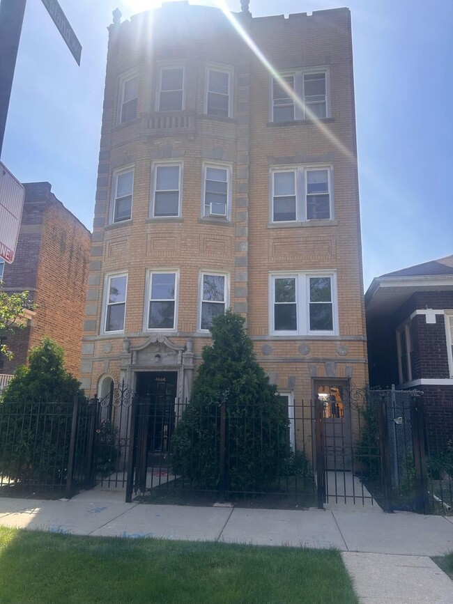 Building Photo - Remodeled East Albany Park Apts!