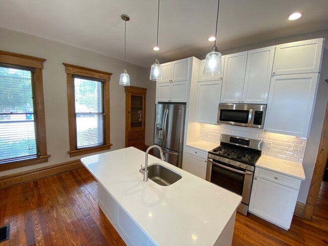 Building Photo - Huge Brick House! Free Parking!