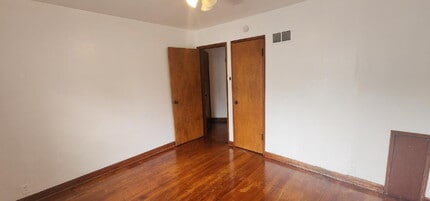 Building Photo - ** MOVE-IN SPECIAL. Half Off 1st Months Rent**
1-Bedroom Apartment with Bonus Room & Refinished H...