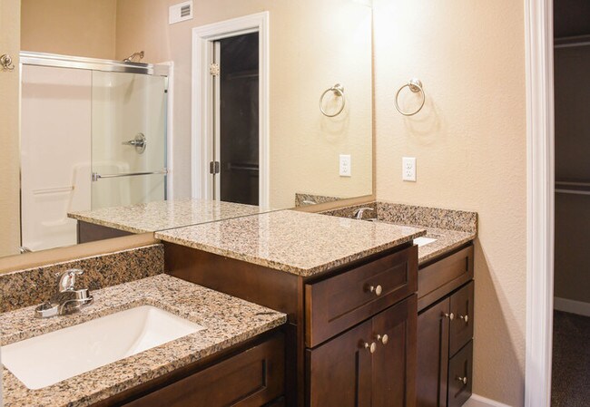 Building Photo - Gorgeous 2 Bed 2.5 Bath Home