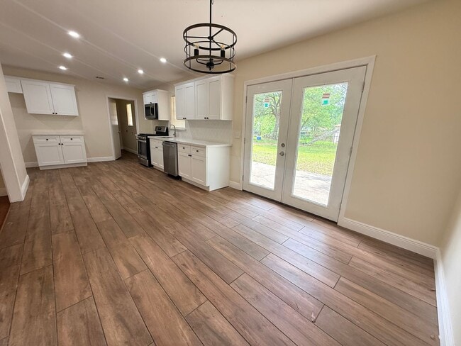 Building Photo - Newly Renovated Property - Family Home