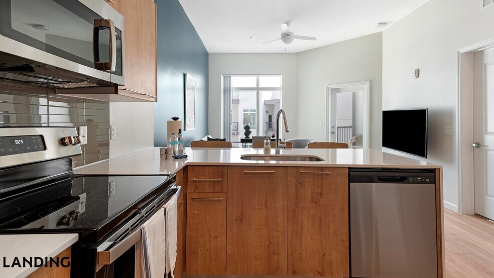 Building Photo - 5256 International Dr