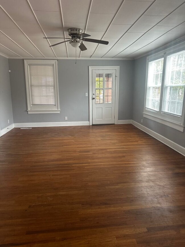 Building Photo - Spacious 3 bedroom 1 bath home