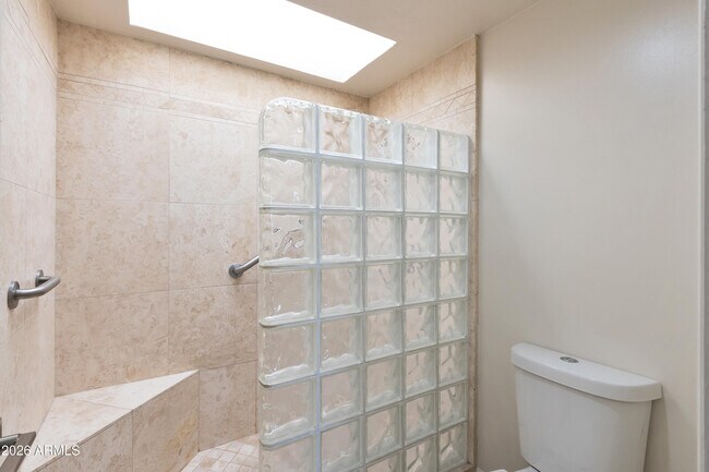 Building Photo - 2931 E Rose Ln