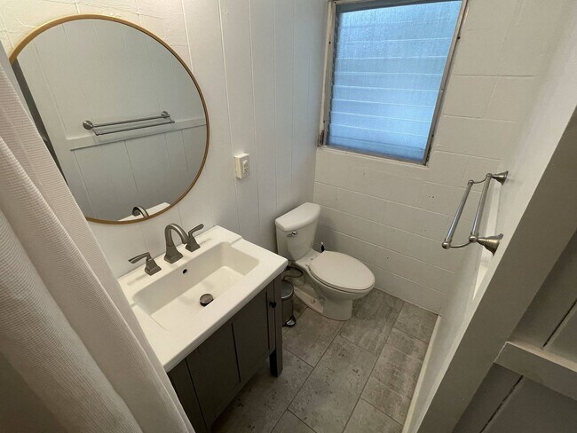 Building Photo - Walkup Studio in Waikiki