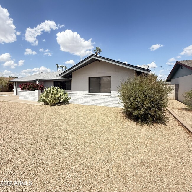 Building Photo - 1224 E Del Rio Dr