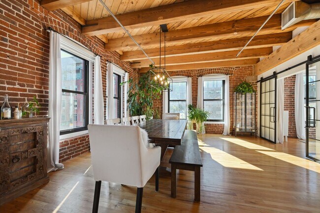 Building Photo - Luxurious Corner 2 BR/ 2 BA Franklin Loft ...