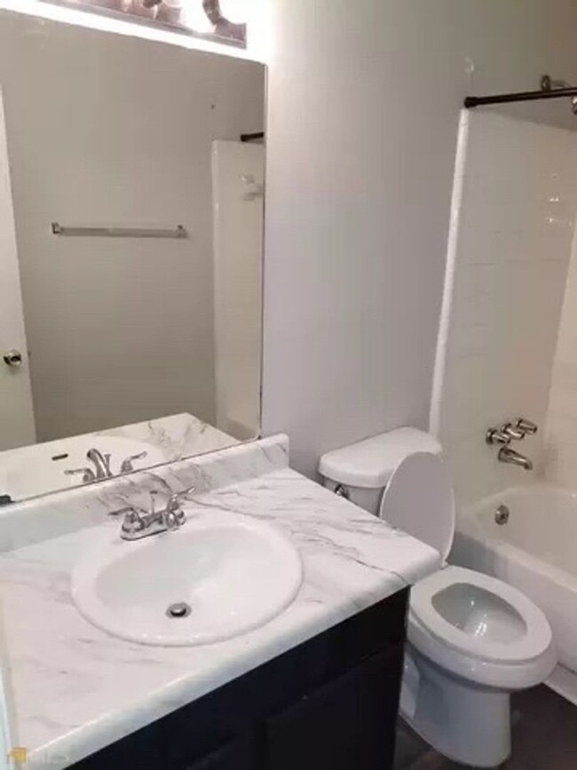 Building Photo - Room in 2 Bedroom Condo at Roberts Dr