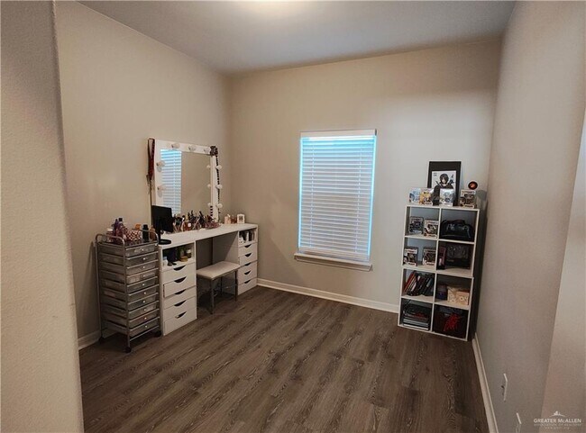 Building Photo - 1405 E Sonador Dr S