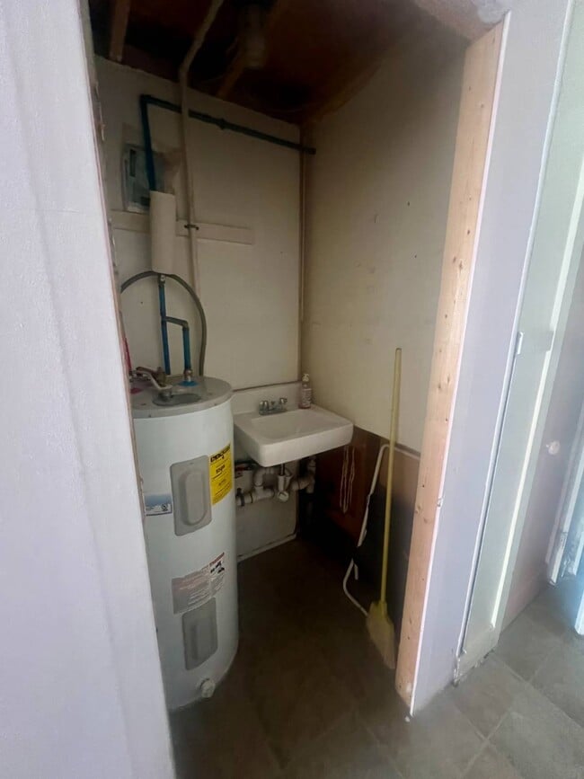 Building Photo - 47 Bridge St