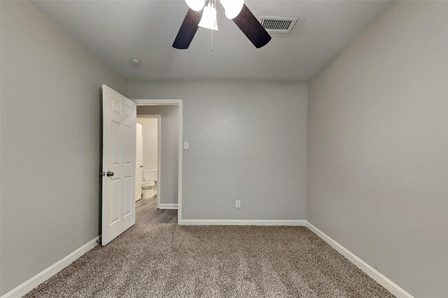 Building Photo - 48 N High Oaks Cir