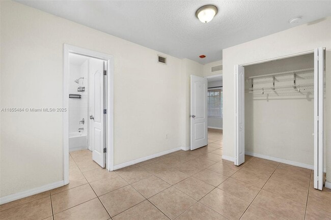 Building Photo - 13 S Royal Poinciana Blvd