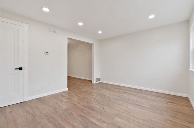 Building Photo - New 2 Bed/1 Bathroom Renovation in Swissvale!