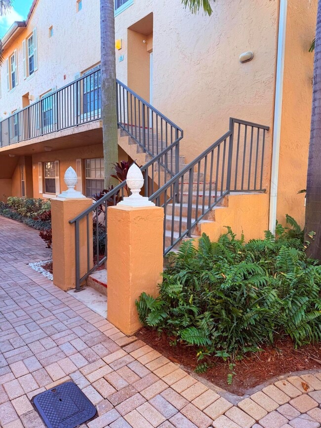 Building Photo - 1040 Lake Shore Dr