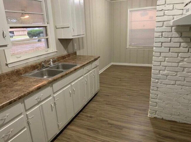 Building Photo - 4368 Gardenview Dr