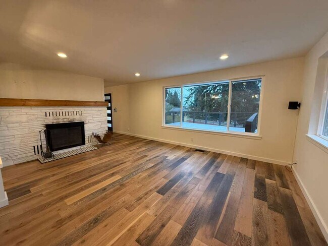 Building Photo - Stunning 4 Bed 3 Bathroom Home!