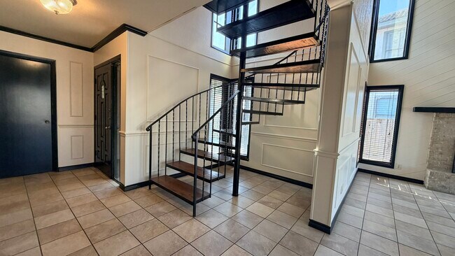 Building Photo - 13738 Tajamar St