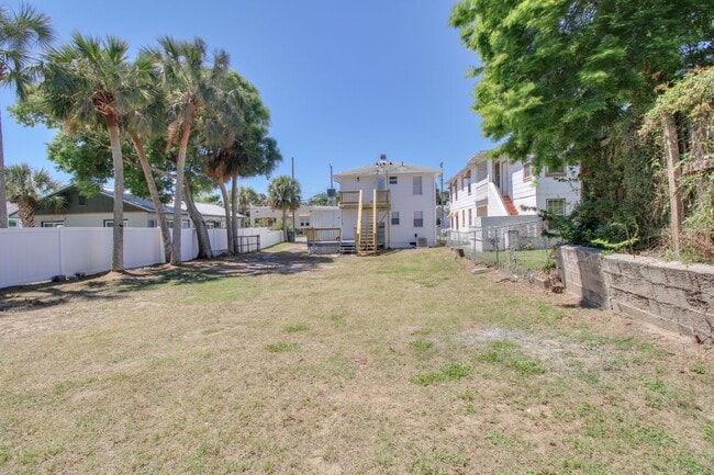 Building Photo - 236 N Oleander Ave