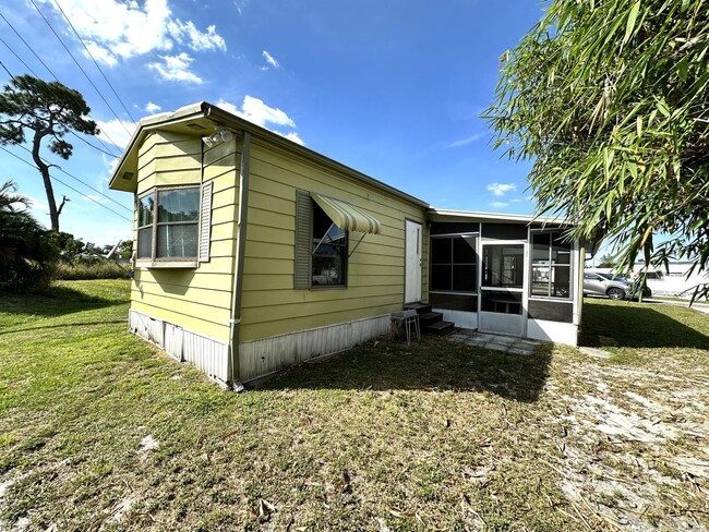 Building Photo - Cute and Quiet 2/2 in N. Ft. Myers