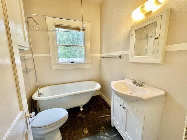 Building Photo - 506 E 38th St