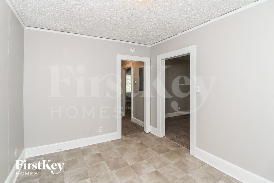 Building Photo - 2641 Sylvan Rd