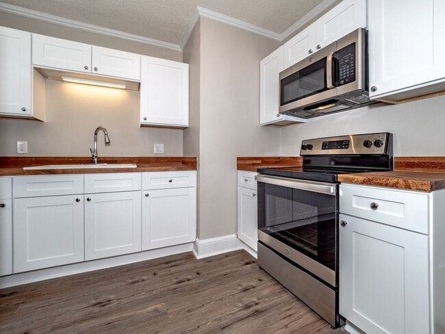 Building Photo - NEWLY RENOVATED 2 BEDROOM 1 BATH APARTMENT IN PRIME DOWNTOWN LOCATION!