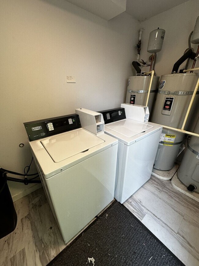 Building Photo - 826 N Garden St