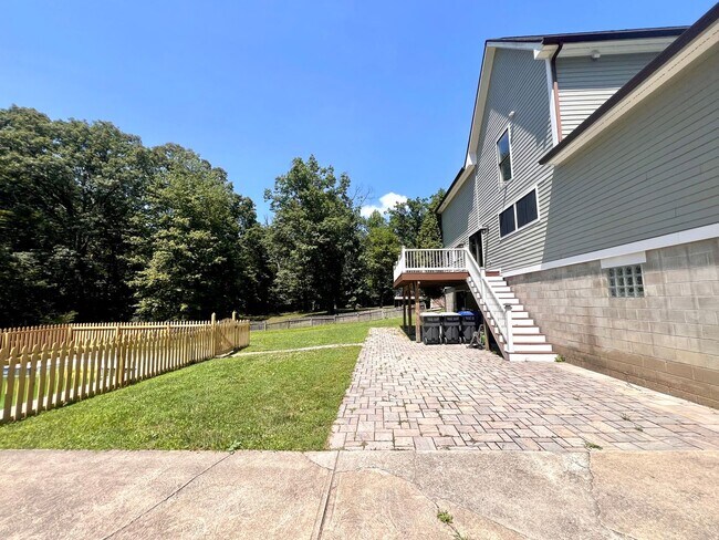 Building Photo - Cranberry - 6 bedroom 4 bathroom - Stunnin...