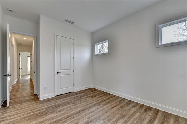 Building Photo - 1329 Davis St