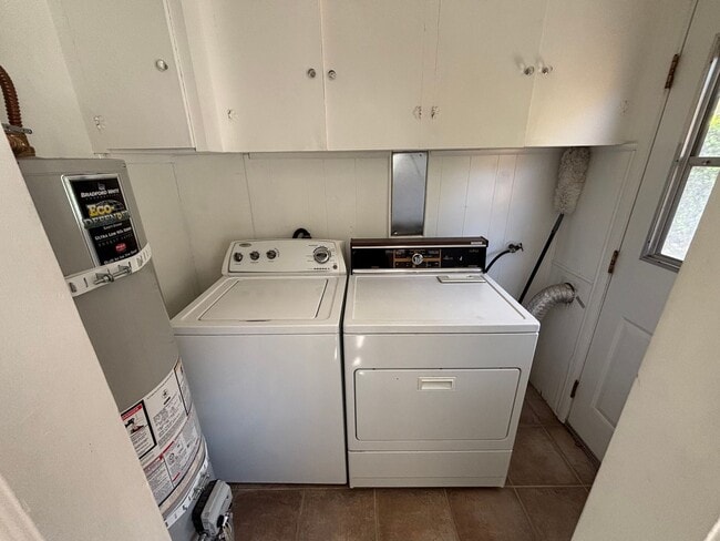 Building Photo - 214 S Bonita St