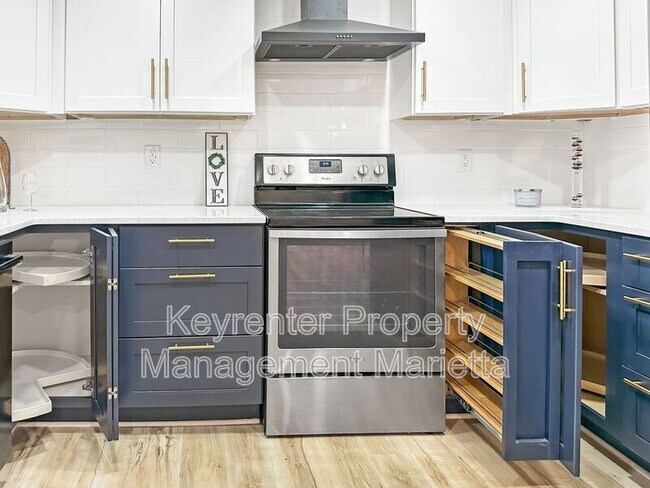 Building Photo - 651 Inglis Dr S E