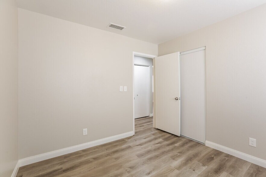 Building Photo - 7680 Beverly Hills Dr