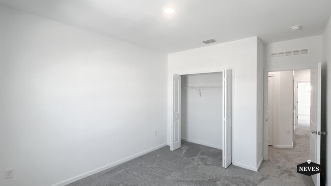 Building Photo - 2562 Skyline Lp