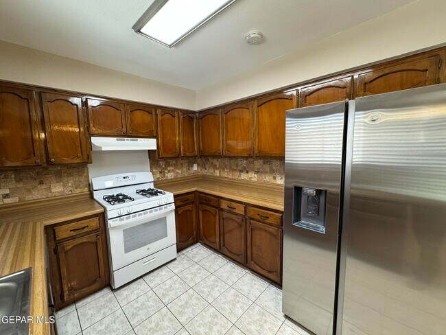 Building Photo - 701 Espolon Dr