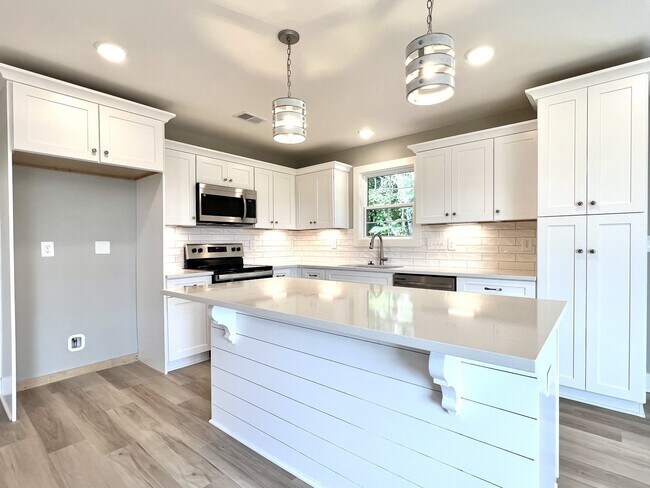 Building Photo - 710 Hollie Way