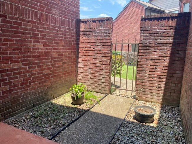 Building Photo - 7447 Cambridge St