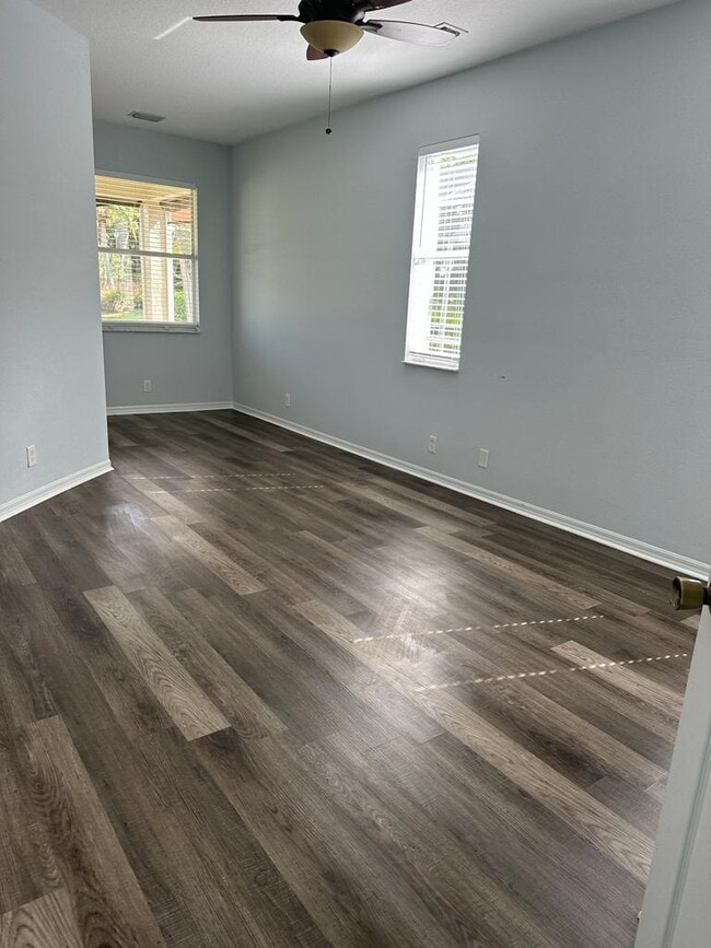 Building Photo - 205 SW Maclay Way