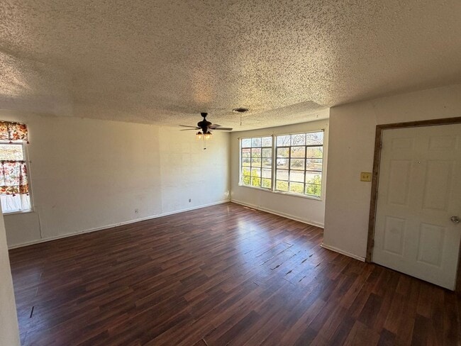 Building Photo - House for Lease