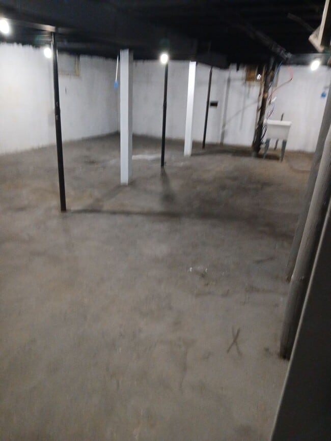 Building Photo - 2011 School St