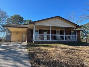 Building Photo - Welcome to this charming 3-bedroom, 1-bath...