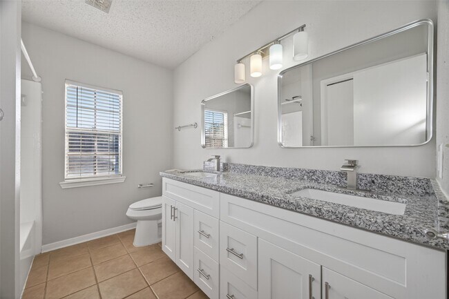 Building Photo - 21215 Park Bluff Dr