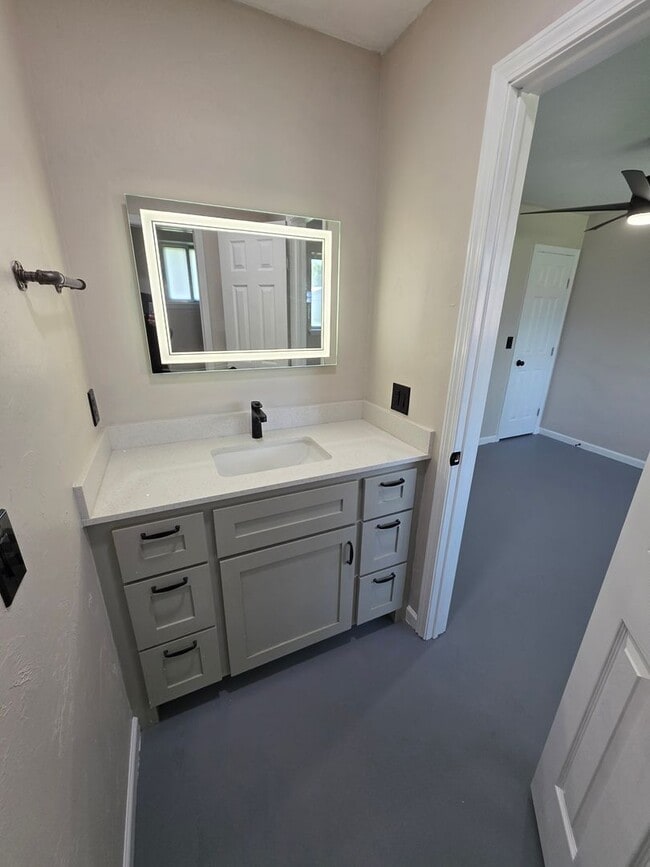 Building Photo - Large 3 bedroom in Bethany