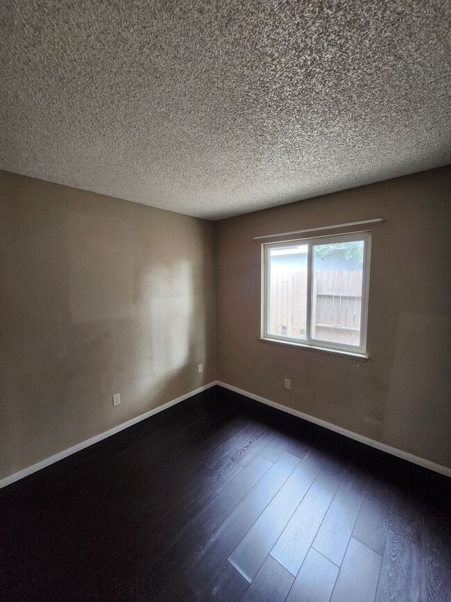 Building Photo - Inviting 3-Bedroom Home