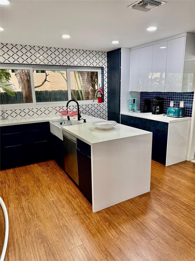 Building Photo - 2325 Barcelona Dr