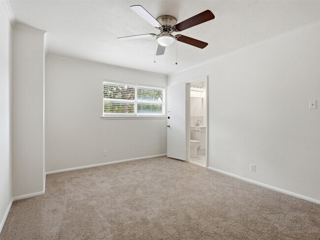 Building Photo - 2121 Canton Dr