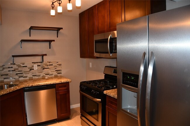 Building Photo - 2316 Shadowdale Dr