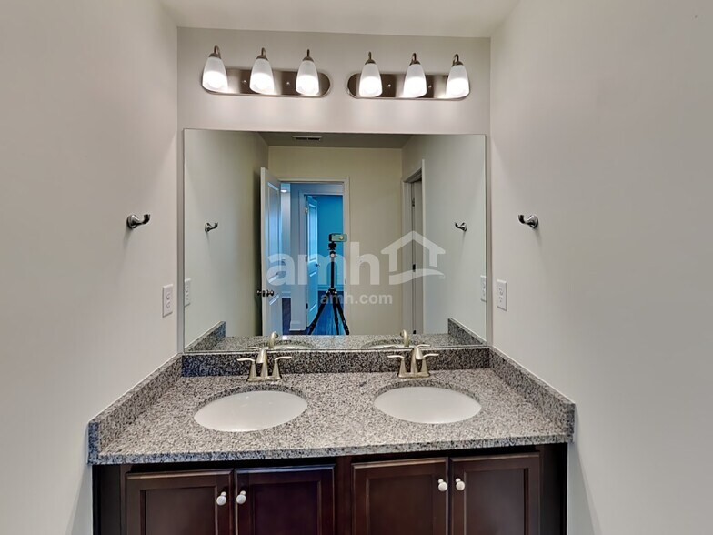 Building Photo - 513 Slew Dr