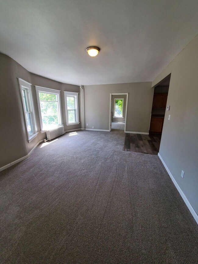 Building Photo - 4 Bedroom Single Family